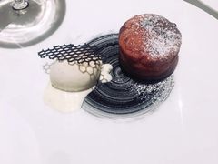 双色树莓巧克力熔岩蛋糕-福楼法餐厅FLO