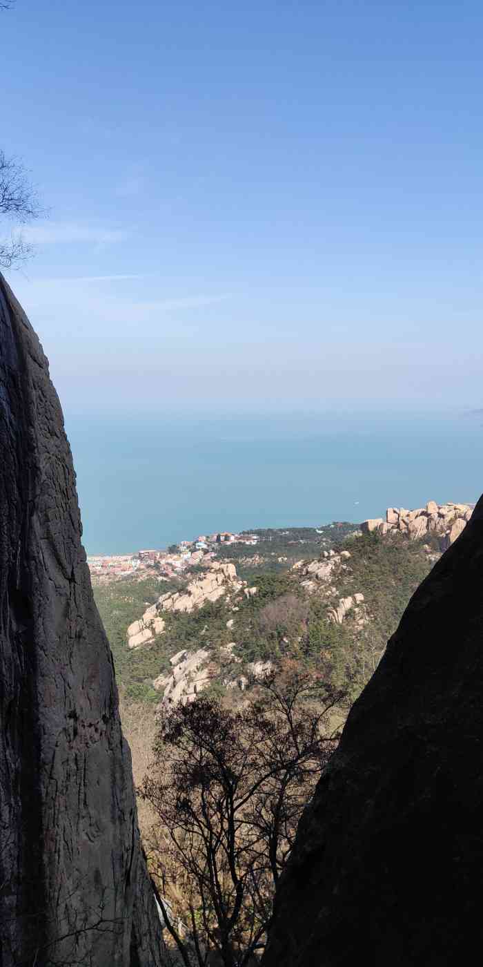 崂山风景名胜区"泰山虽云高 不如东海崂一边是碧海蓝天.