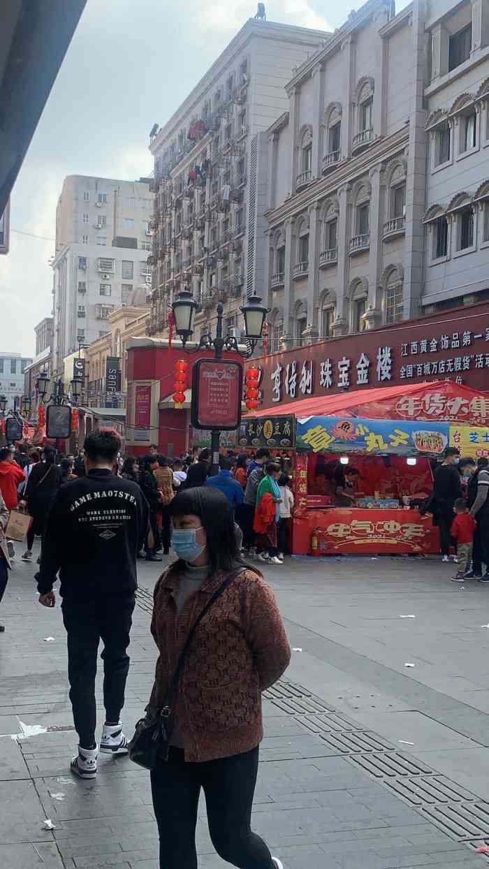 胜利路地下商业街-"虽然说这里挨着地铁口但是人流这几年一直.