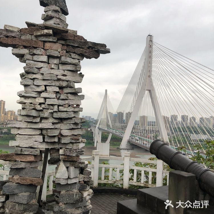 周末雨天大渡口义渡古镇人很少，有室内停车场