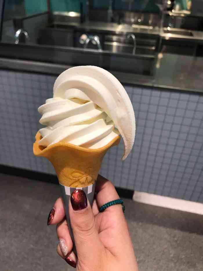 kfc冰淇淋华夫-"第一次看到肯德基有这种店色调很吸引人 .