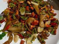 -老滇山寨•云南特色菜•地方菜•民族风情歌舞表演(金碧店)