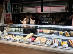 面包甜点陈列柜-YUMI芽米·法式烘焙·咖啡(文化宫店)