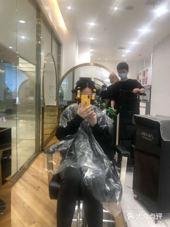 虽然疫情还未过，但是我还是忍不住去做了一个头发