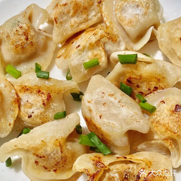 比外面卖的水煎包都好吃！食材准备：冻水饺；做法步骤