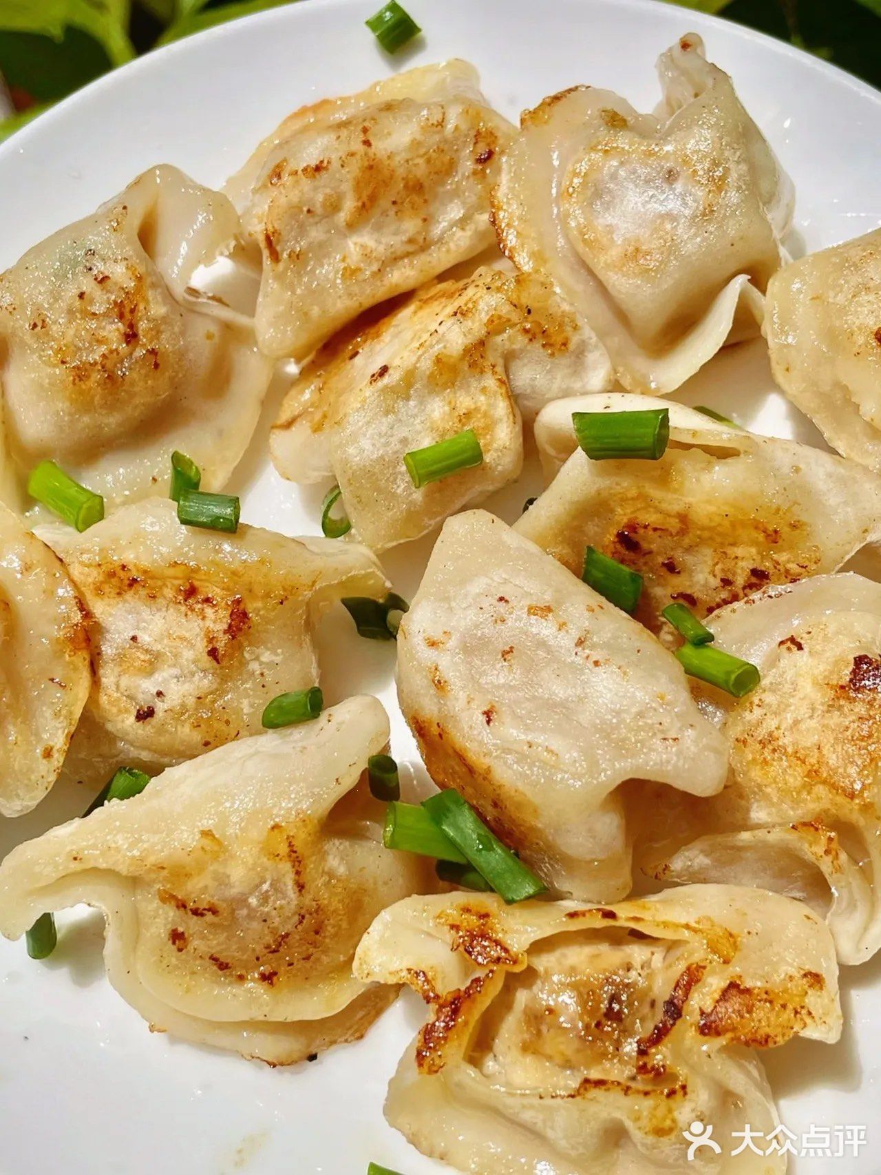 比外面卖的水煎包都好吃！食材准备：冻水饺；做法步骤