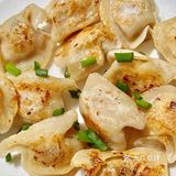 比外面卖的水煎包都好吃！食材准备：冻水饺；做法步骤