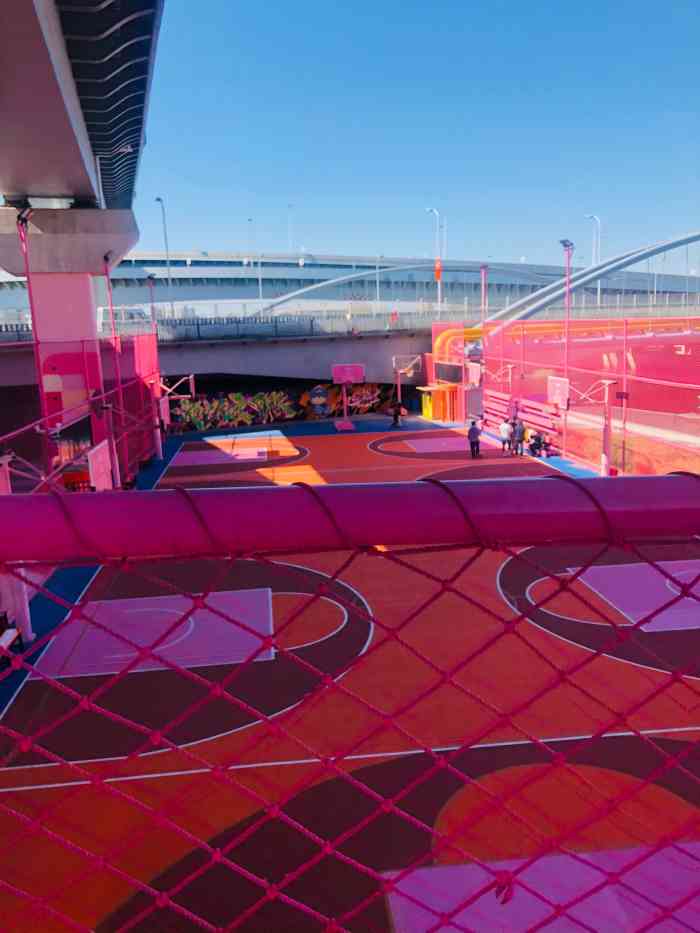 被种草许久的洛克公园蓝球场旁的粉红旋转楼梯简直少女心爆棚