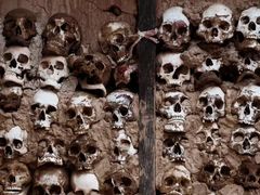 -比如骷髅墙景区