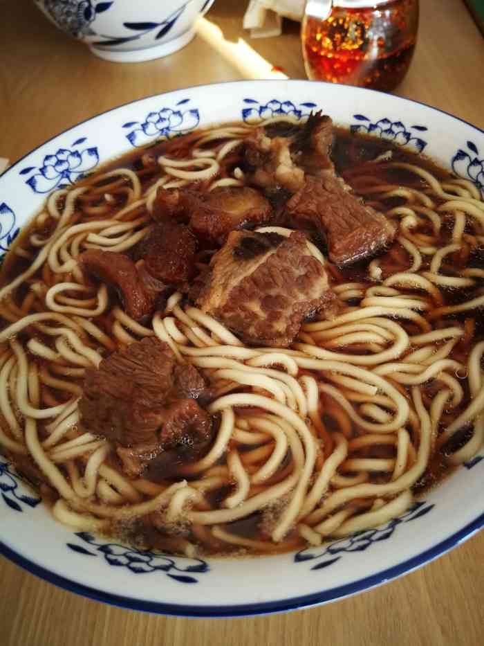 谭家面馆-"「刀削面」酱料拌匀后,咸淡适中,面条劲道.