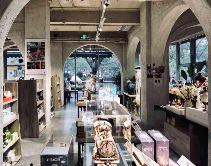 几何书店(猛追湾店)-"在成都的春熙路逛了一上午还是意犹未尽,被.