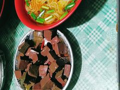 -梁老三麻辣鸡头总店