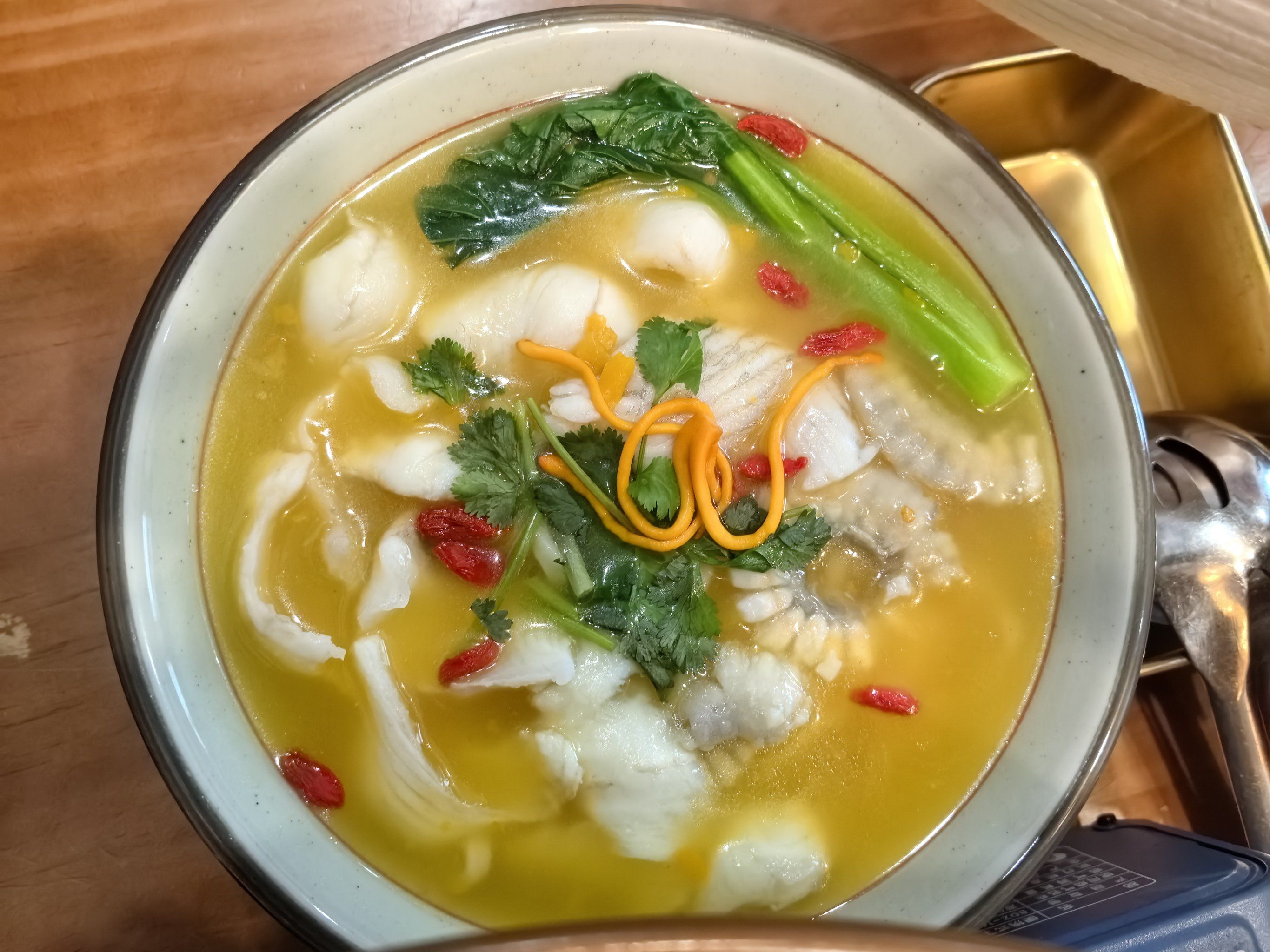 这碗鱼汤的口感非常细腻,入口即化,鱼肉鲜