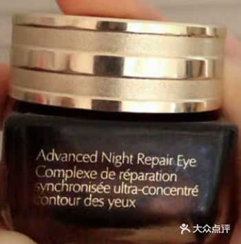 雅诗兰黛小棕瓶特润修护精华眼霜，真的是很喜欢雅诗兰黛