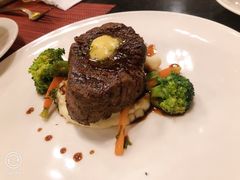 碳烤菲力牛排配土豆泥及红酒汁-WOLFGANG PUCK KITCHEN & BAR(迪士尼小镇店)