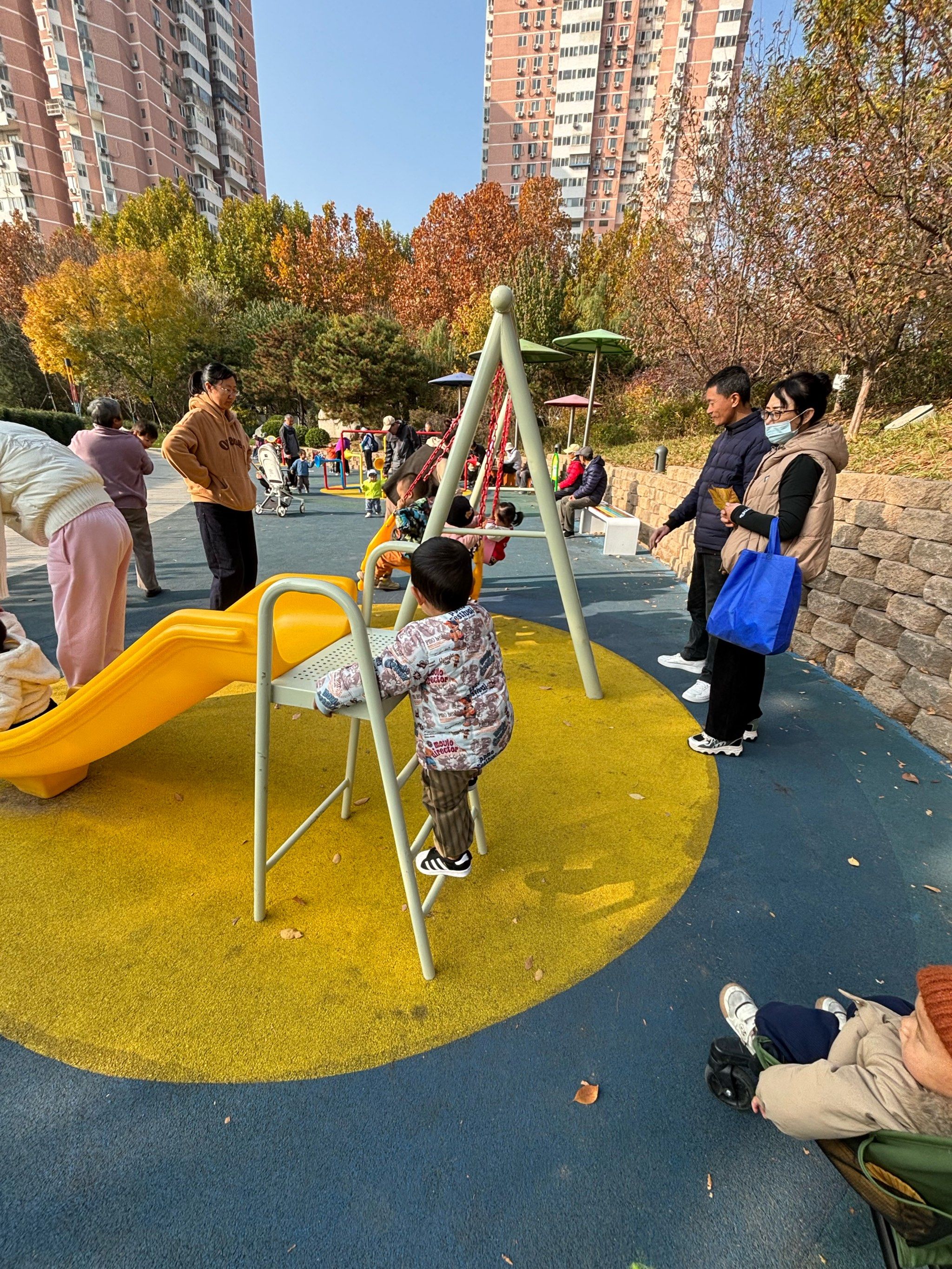 家附近的免费室外儿童乐园,滑滑梯跷跷板荡秋千可以玩的区域特别多