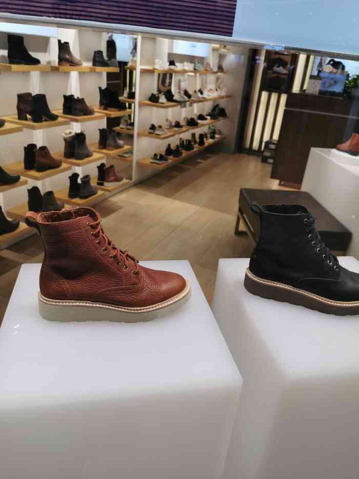 clarks(万象城店)-"店铺在三楼,今天在一楼举办大型路演活动,.