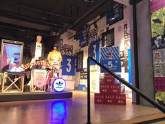 -阿迪达斯(百联徐汇商业广场运动旗舰店)