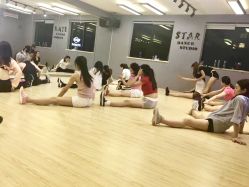 练基本功-STAR舞蹈工作室