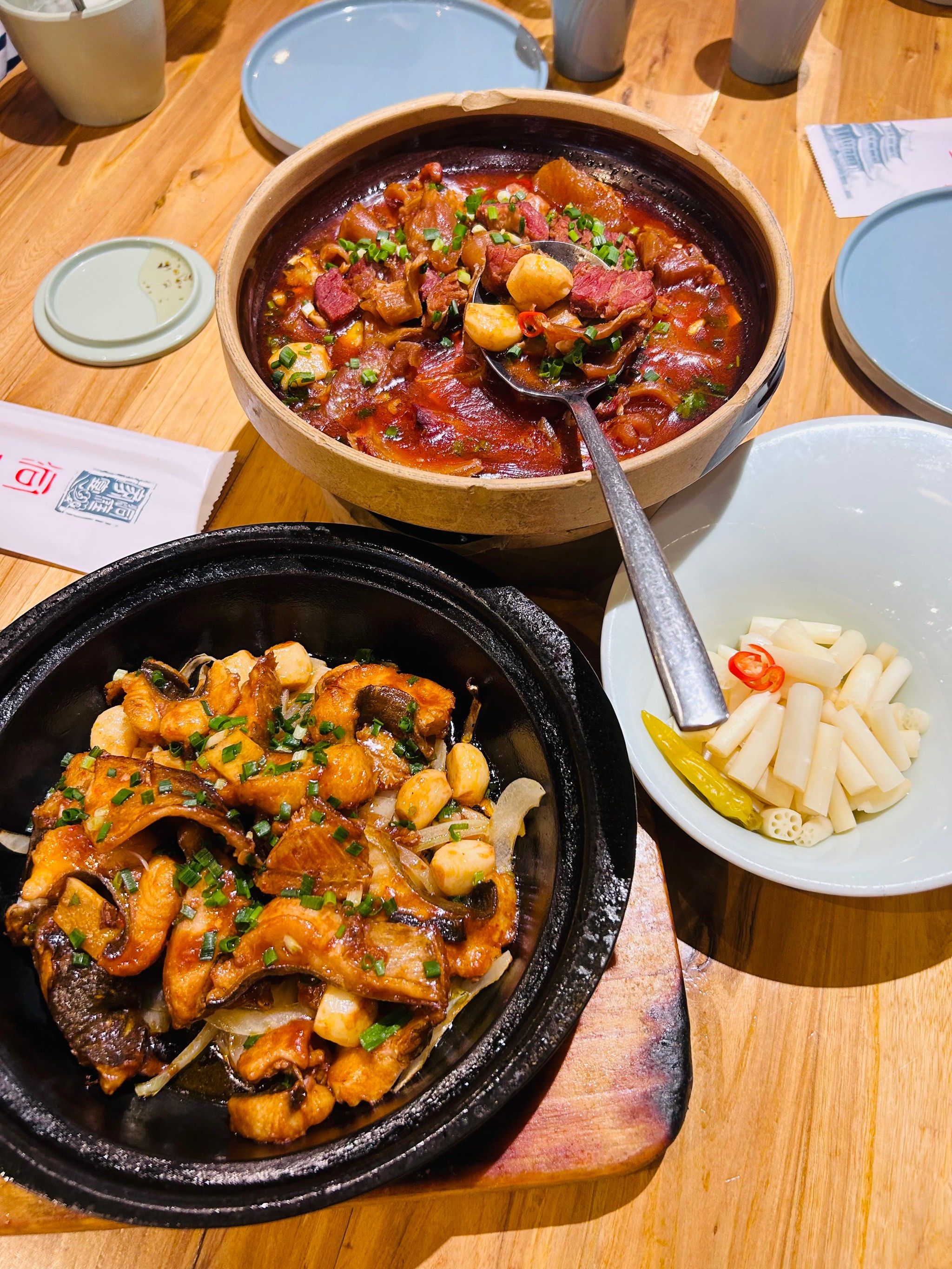 今日休息,出门觅食,馋虫告诉我想吃鱼,就选择了这家洞庭人家.