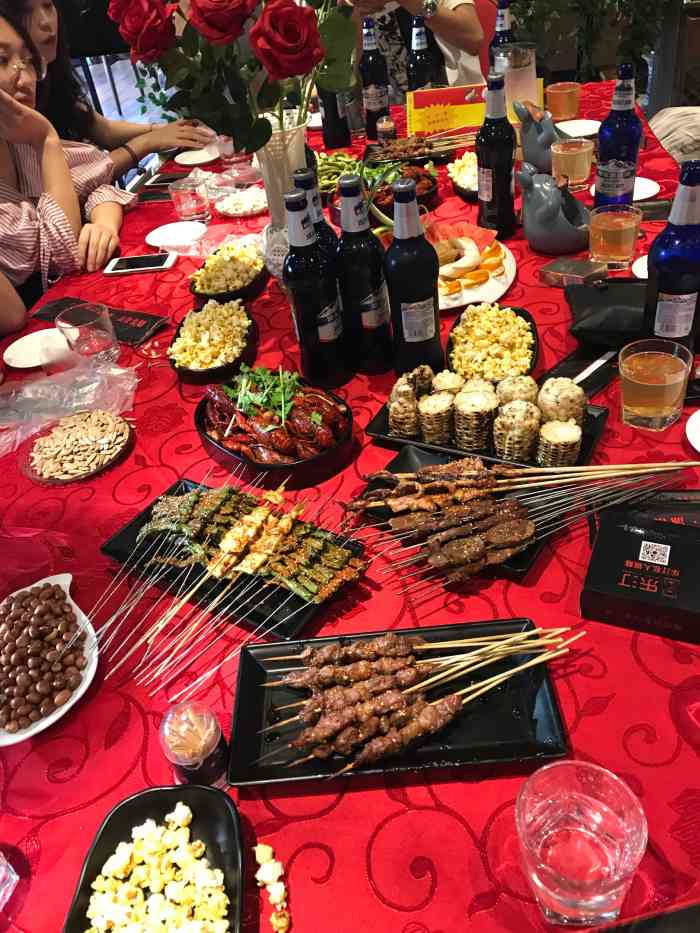 打分 环境的确不错,可以吃烤串,喝啤酒,聚餐完有包房直接唱歌.
