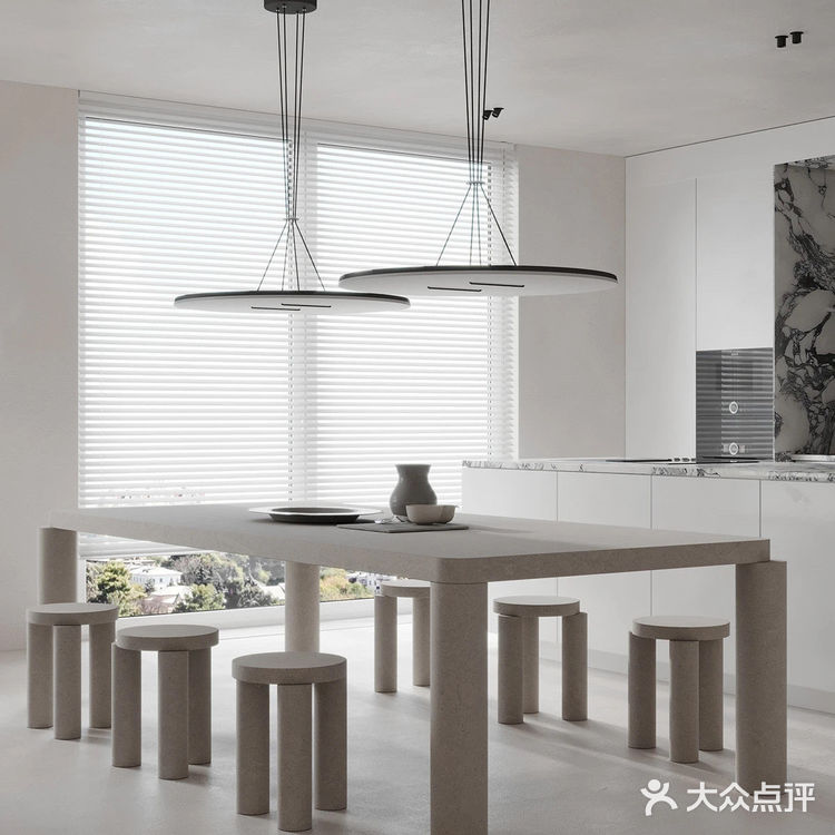 客厅中，设计师选用暖白色作为空间的主色调，奠定干净温