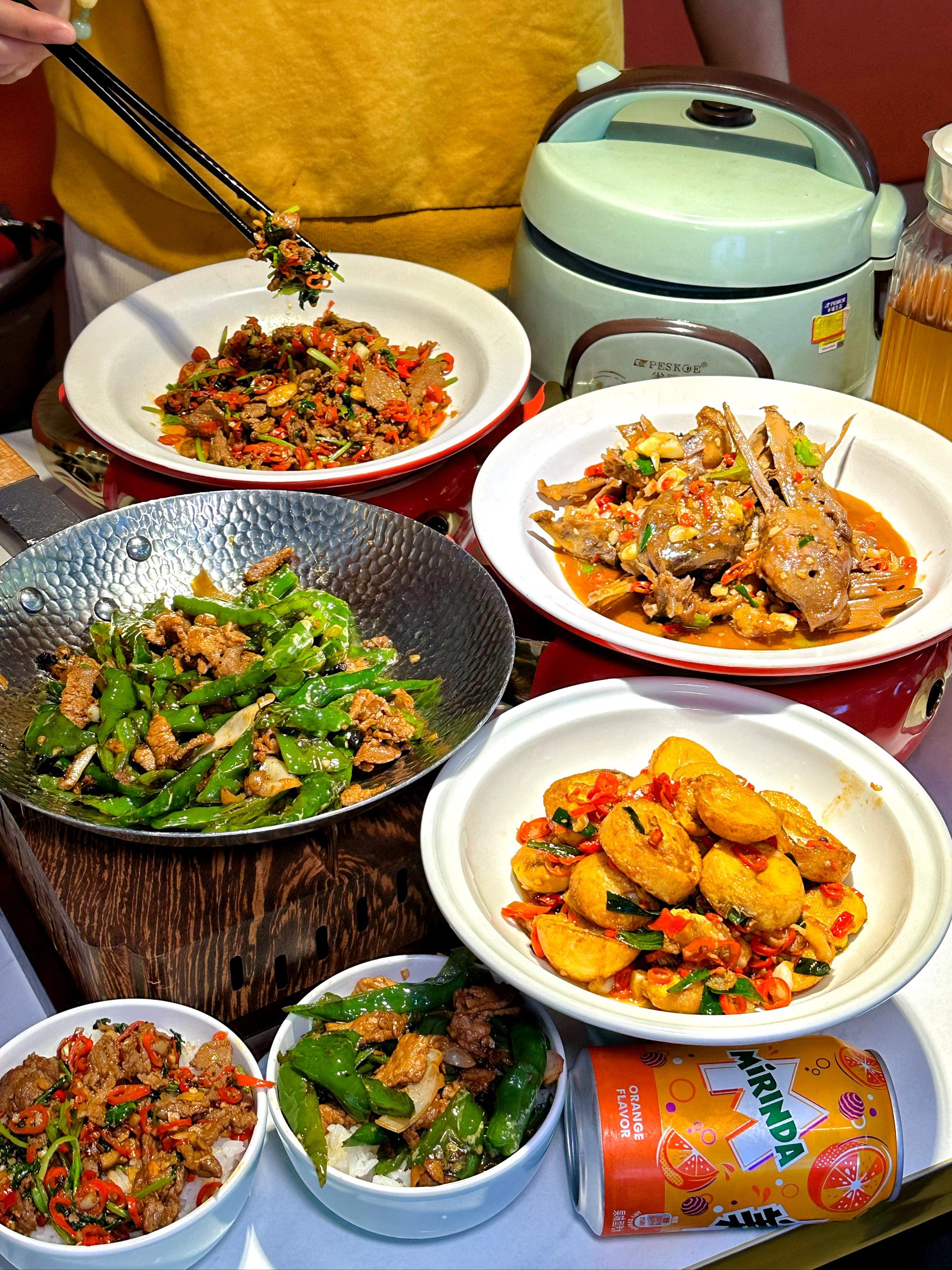 长沙,就喜欢去寻找巷子里的地道美食,杭州也找到这烟火气十足的湘菜馆