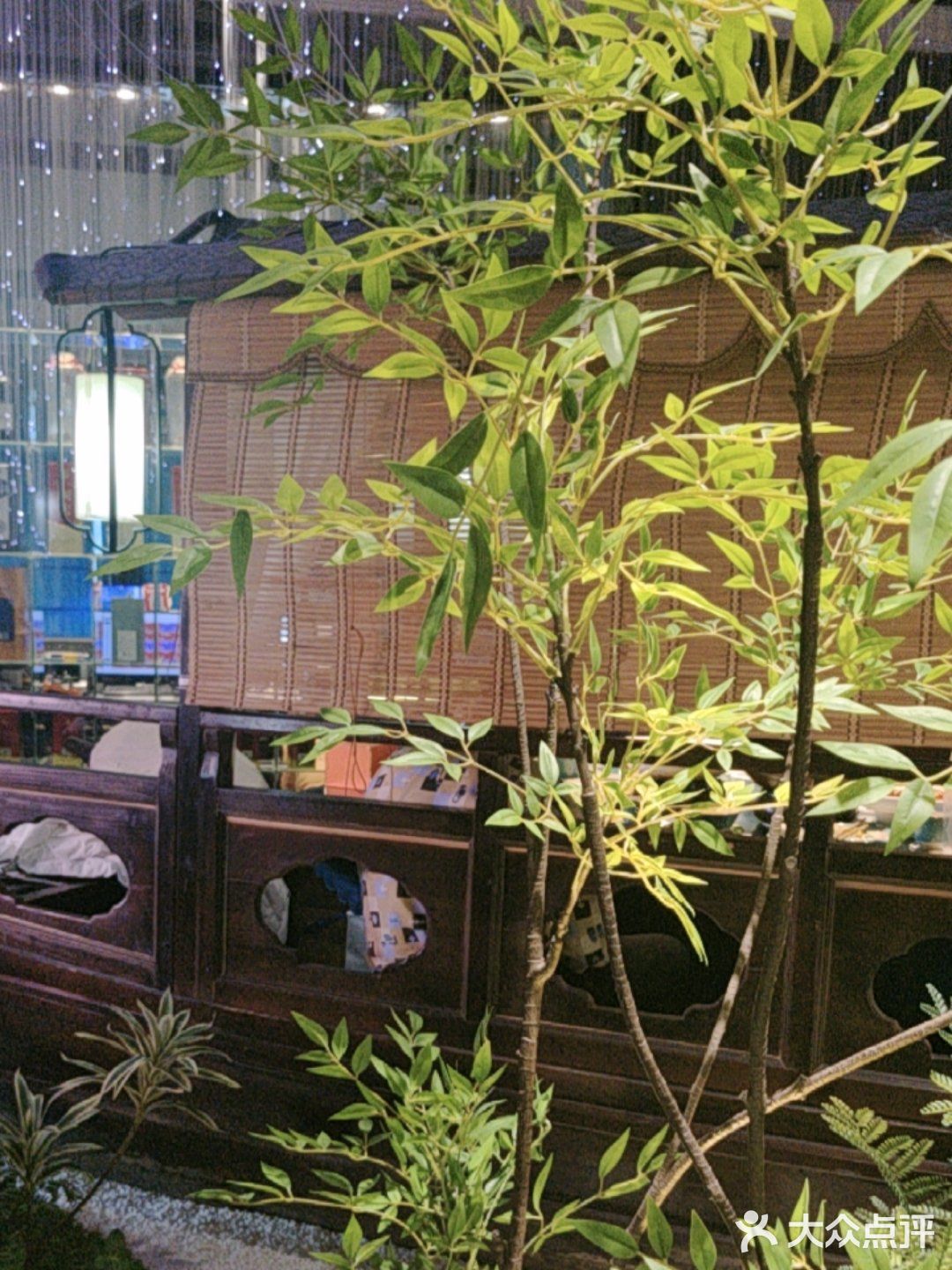有三个小船可以定，环境很好，刚装修完的