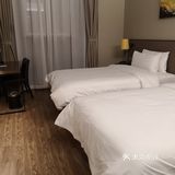 门面不大，外面看起来像一个停车场，里面才是大厅