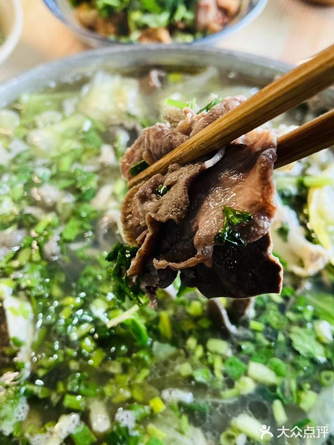 这家店附近中午来吃的本地人真的好多！！