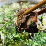 这家店附近中午来吃的本地人真的好多！！