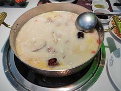 -洪氏嗨捞·广东猪肚鸡·椰子鸡火锅(西咸万象城店)