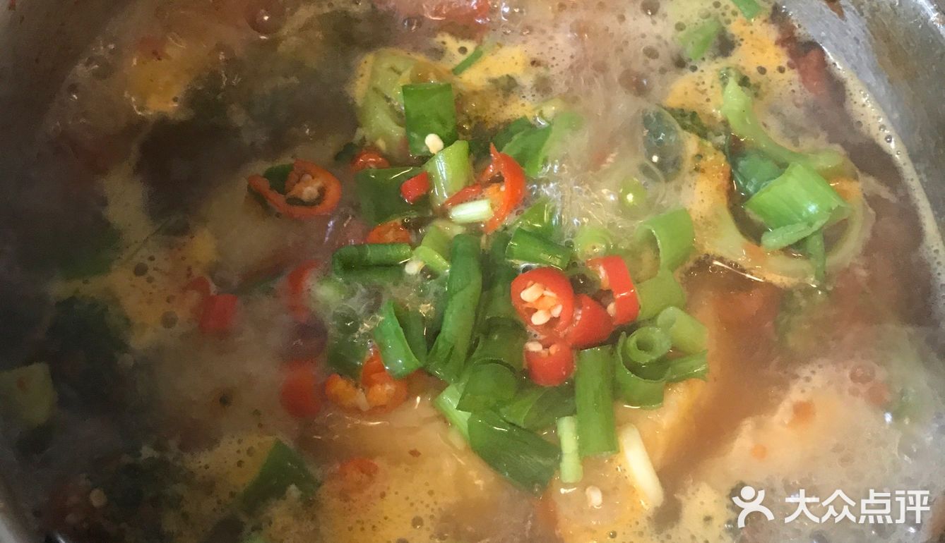 香菜，小米辣。巨巨巨好吃汤也很鲜美！