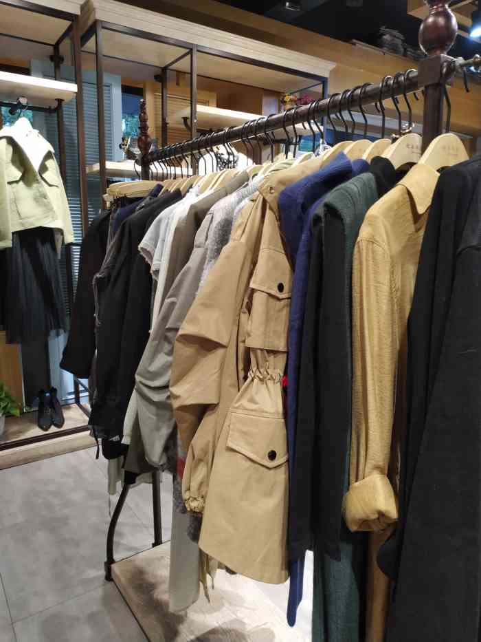 优衣街区(解放南路)-"优衣街区位于解放南路,鲁迅路口公交站旁边.