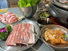 -围炉肉舍•炭烤活鳗•丹东海鲜烤肉(步行街店)