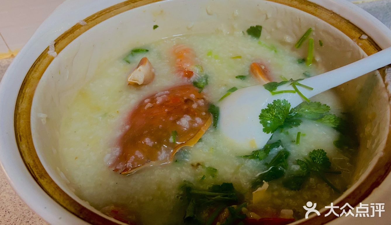 加入香菜和胡椒粉，海鲜粥的味道立马出来了