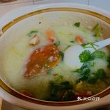 加入香菜和胡椒粉，海鲜粥的味道立马出来了