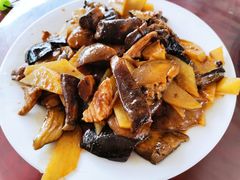 鲜蘑炒肉-冰峪沟蔡大姐农家院