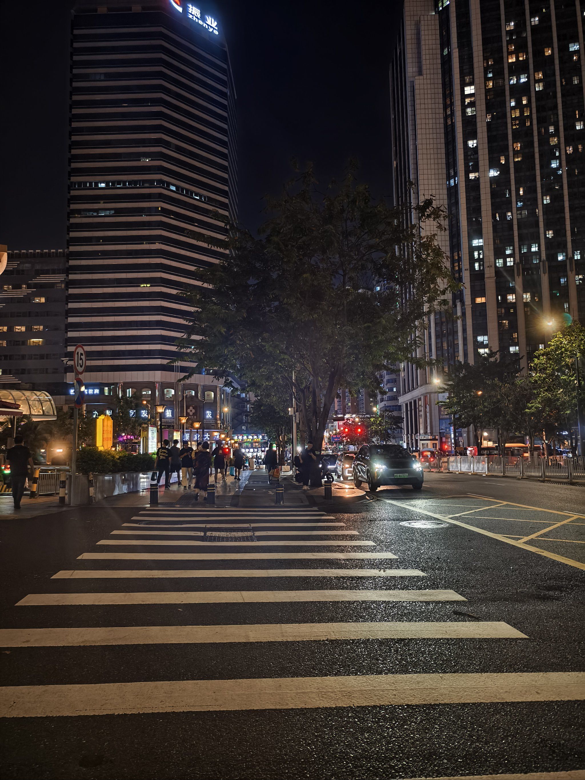 深夜街头的灯火阑珊