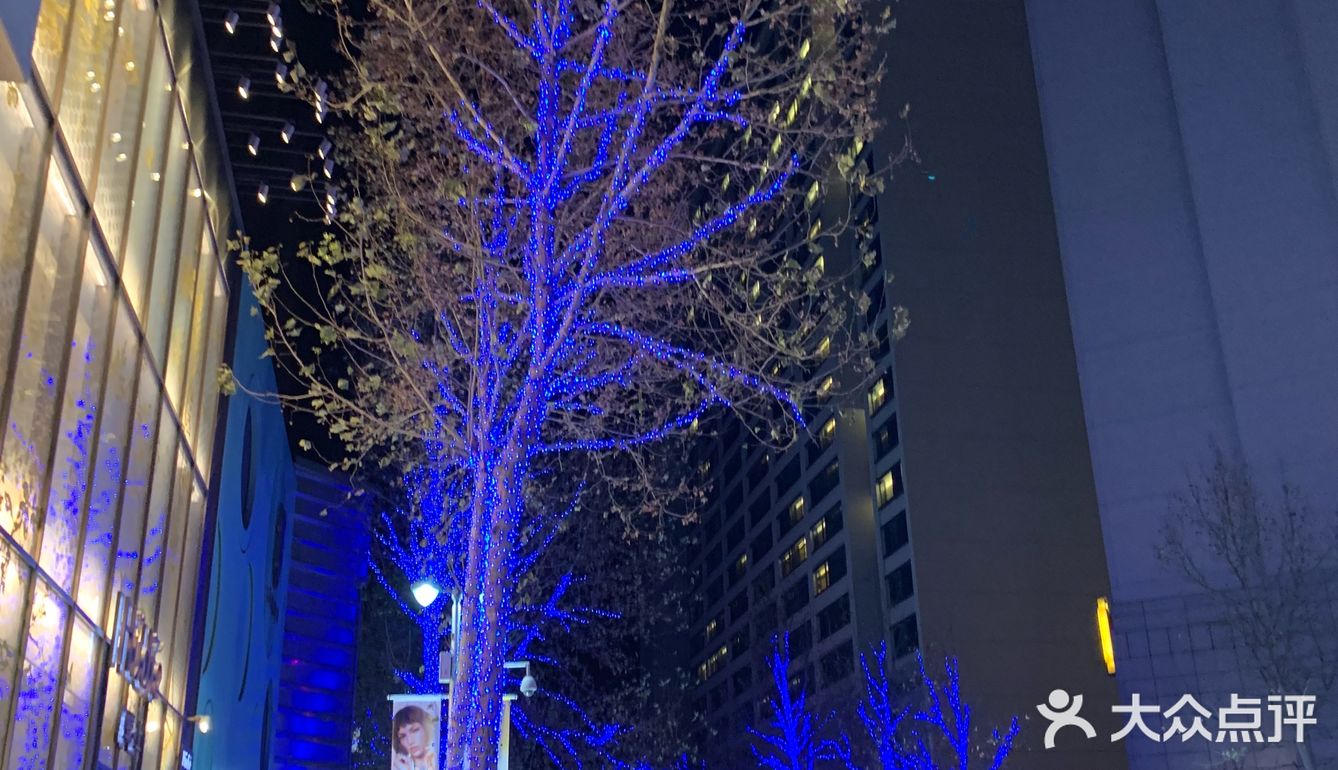 周边已是CBD核心地区,地铁一号线路过