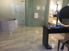 -上海滴水湖皇冠假日酒店