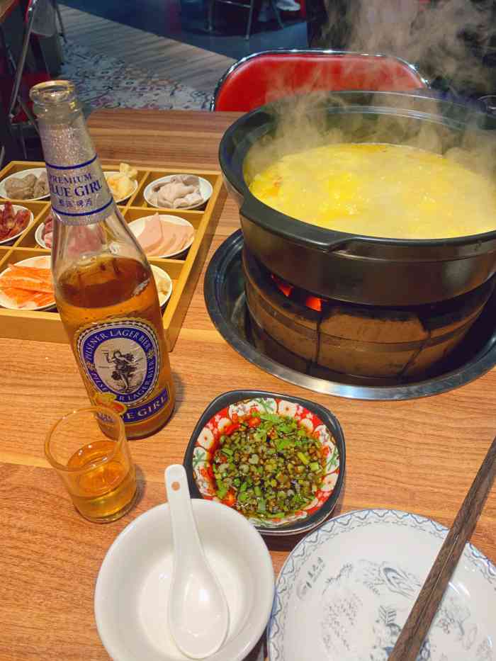 鲜到围食·鸿运打边炉(总店)-"[薄荷]环境:首先环境装修感觉有点杂,.