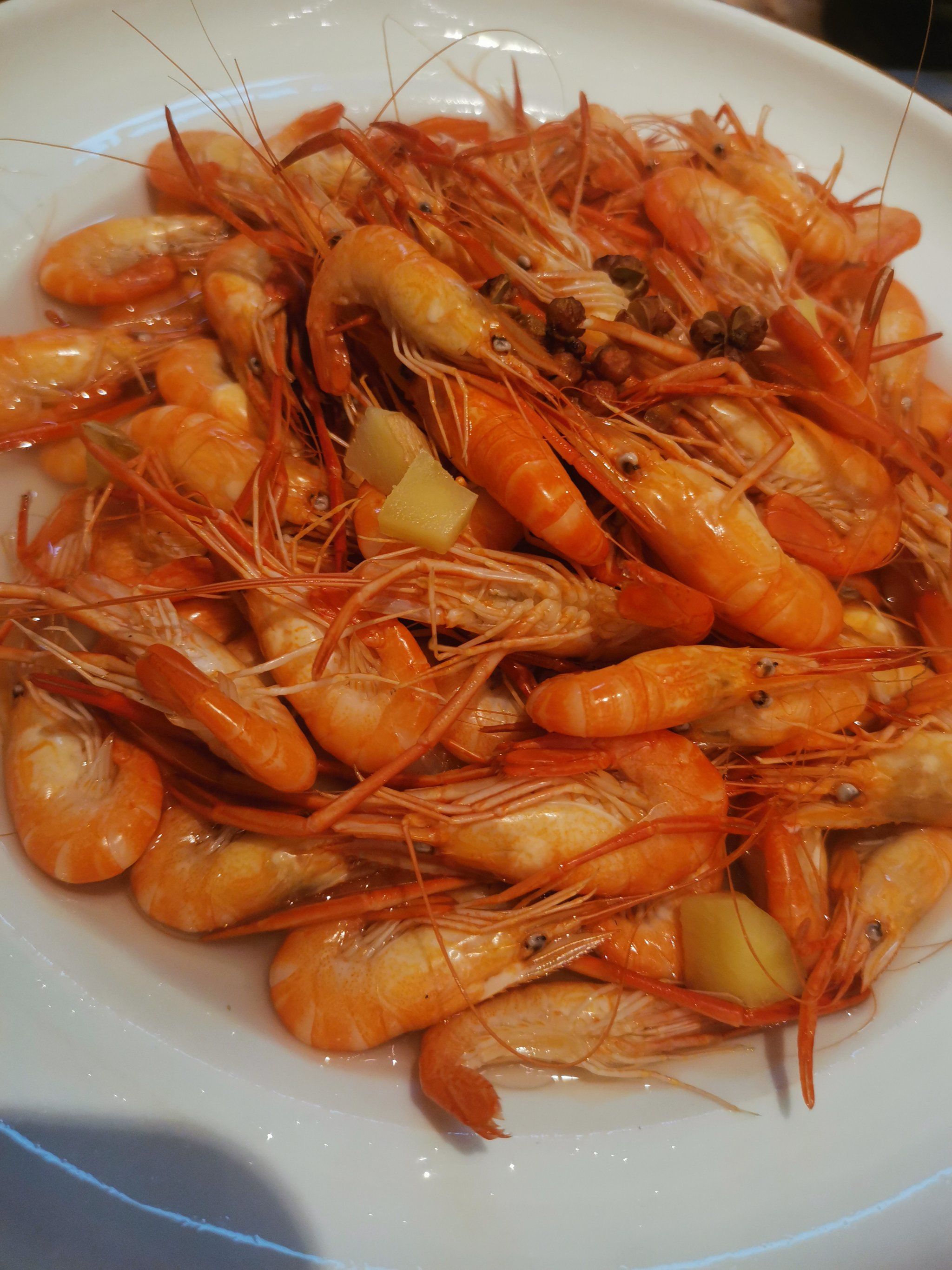 鲜活的河虾,肉质紧实而富有弹性.当它们邂