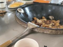 -粘豆包柴火铁锅炖
