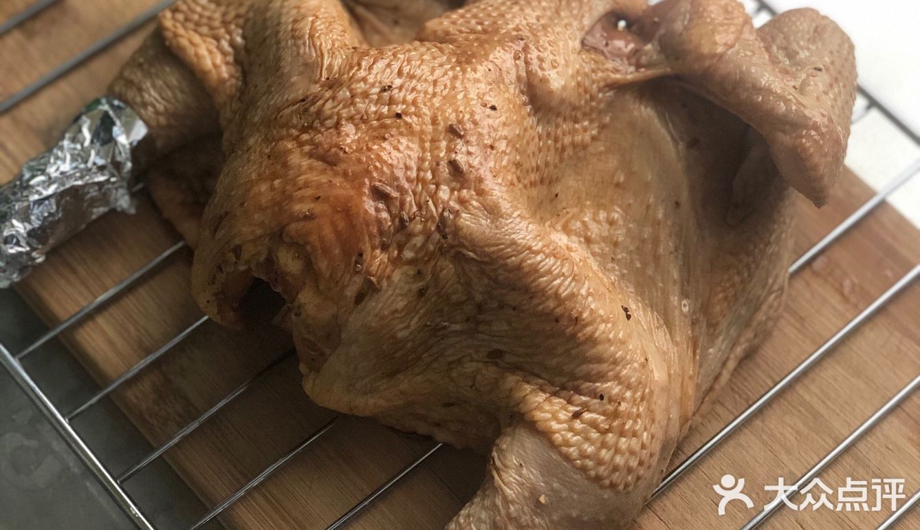 首先买一只三黄鸡让人家帮忙收拾了 鸡爪子鸡头屁股都不要