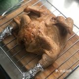 首先买一只三黄鸡让人家帮忙收拾了 鸡爪子鸡头屁股都不要