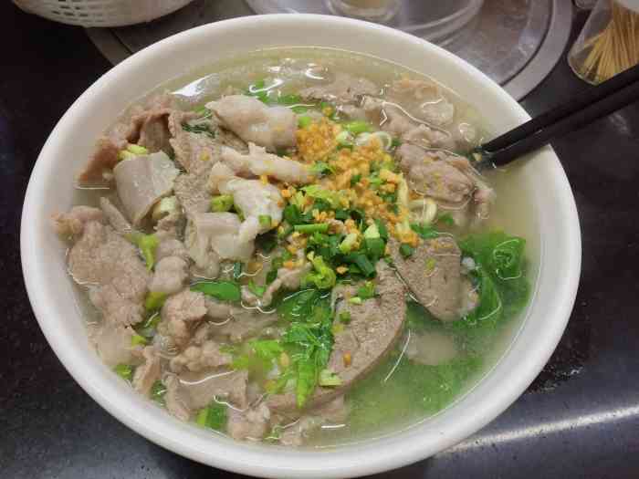 沙头角公众号追过来的,猪杂汤粉肉比粉都多,湿炒牛河是我近年吃过最好