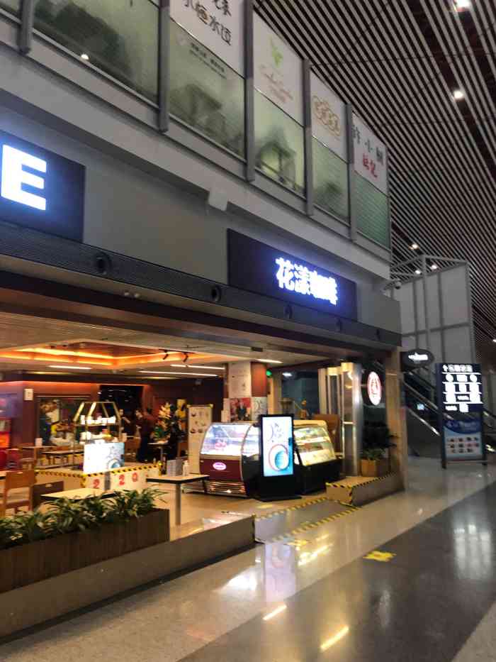 花漾咖啡(首都国际机场六号店)-"出境等人 对面costa人太多,这家在国.