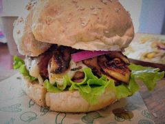 鲜香蘑菇牛肉汉堡-魏斯理汉堡(西安沣东吾悦店)