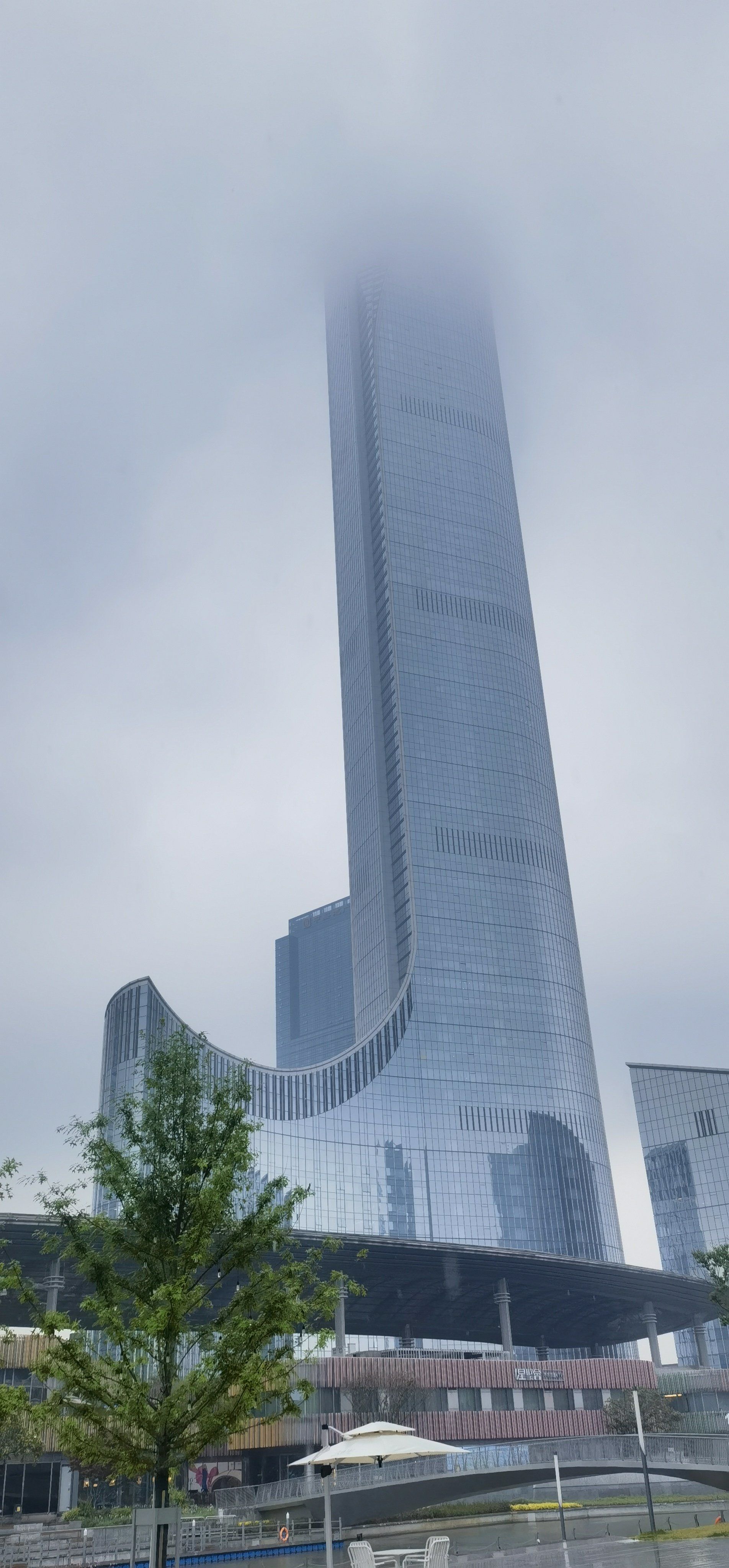 雨雾中的国金中心